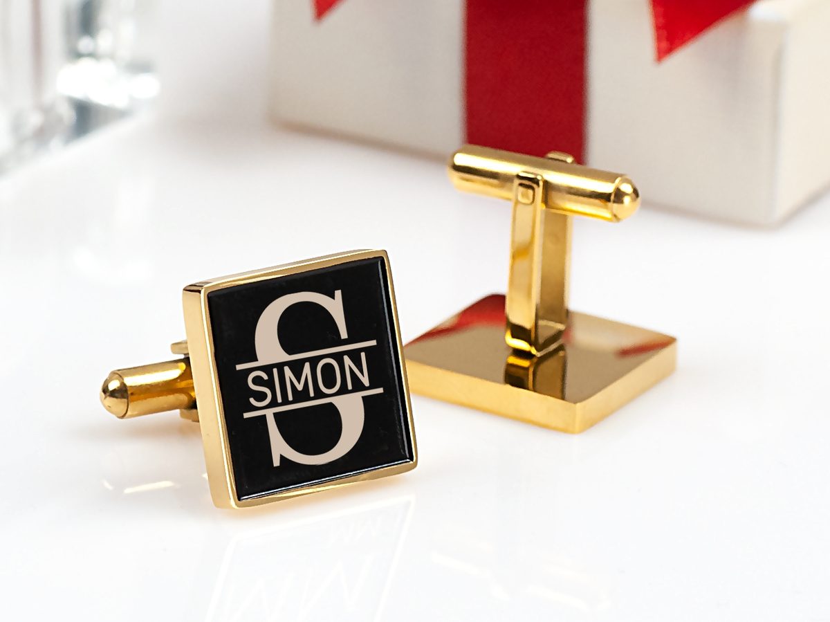 Auksinės kvadratinės sąsagos juodu laukeliu ir graviruotu vardu „Simon“