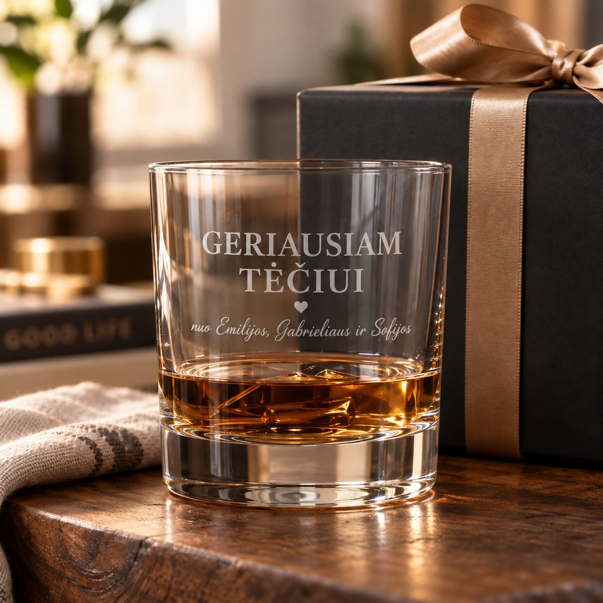 Engraved whisky glass reading “Geriausiam tėčiui” (“To the best dad”) with the children’s names