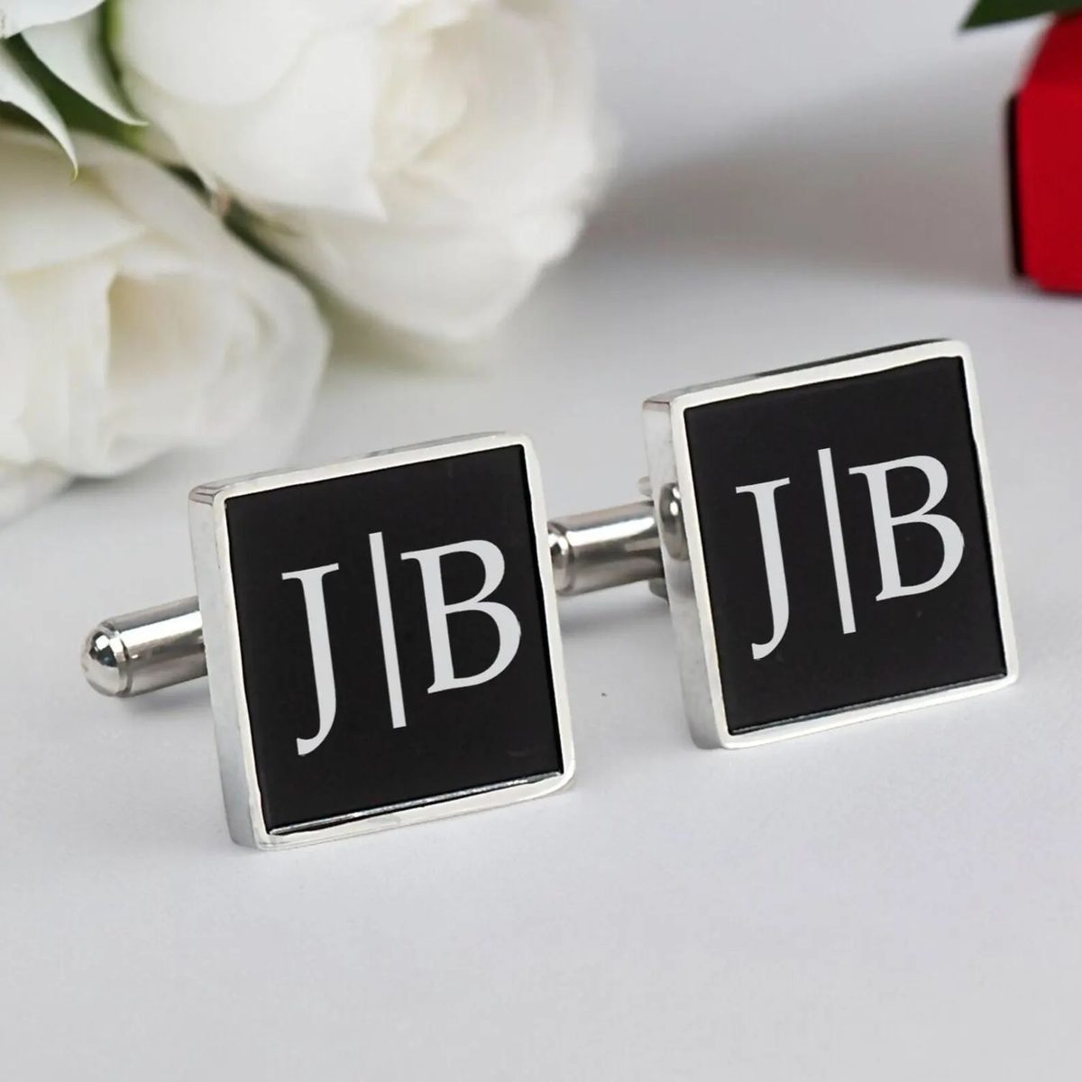 Juodos kvadratinės sąsagos su graviruota monograma „J | B“