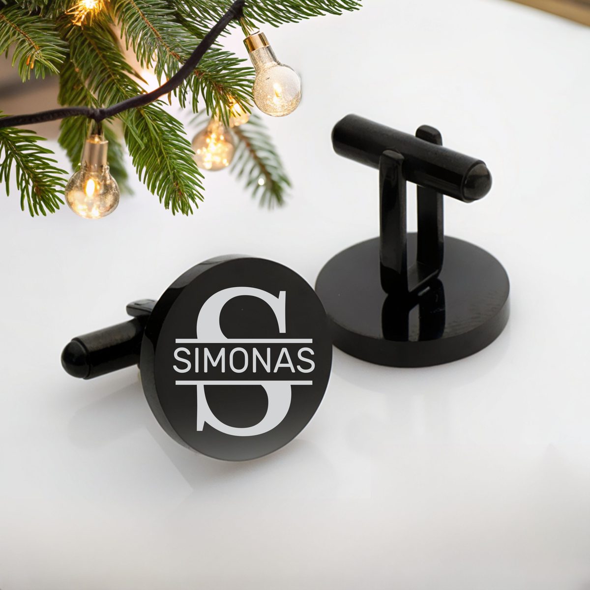 Juoda sąsaga su graviruotu vardu „Simonas“ ir monograma