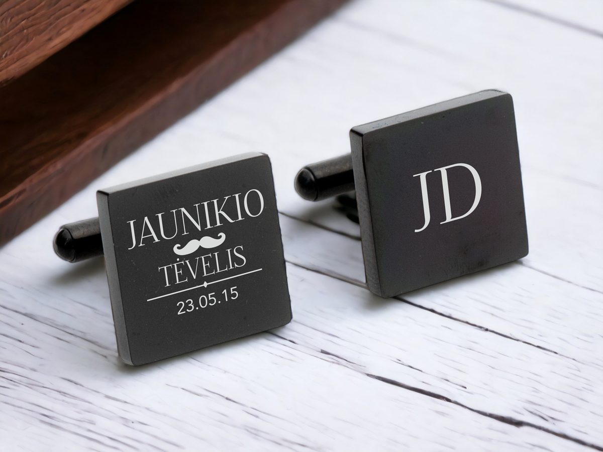 Juodos kvadratinės sąsagos su užrašu „Jaunikio tėvelis“, data ir inicialais „JD“