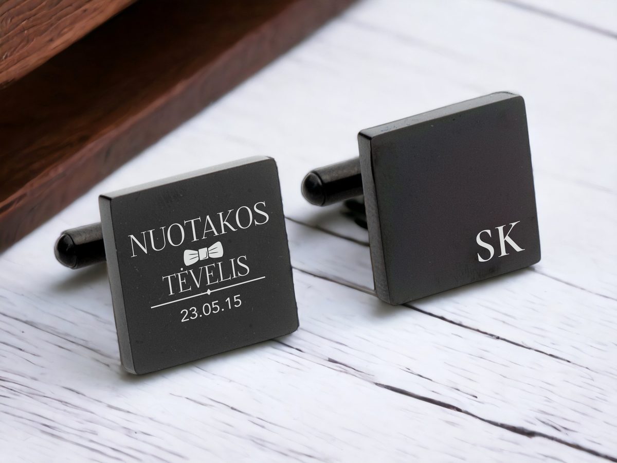 Juodos kvadratinės sąsagos su užrašu „Nuotakos tėvelis“, data ir inicialais „SK“