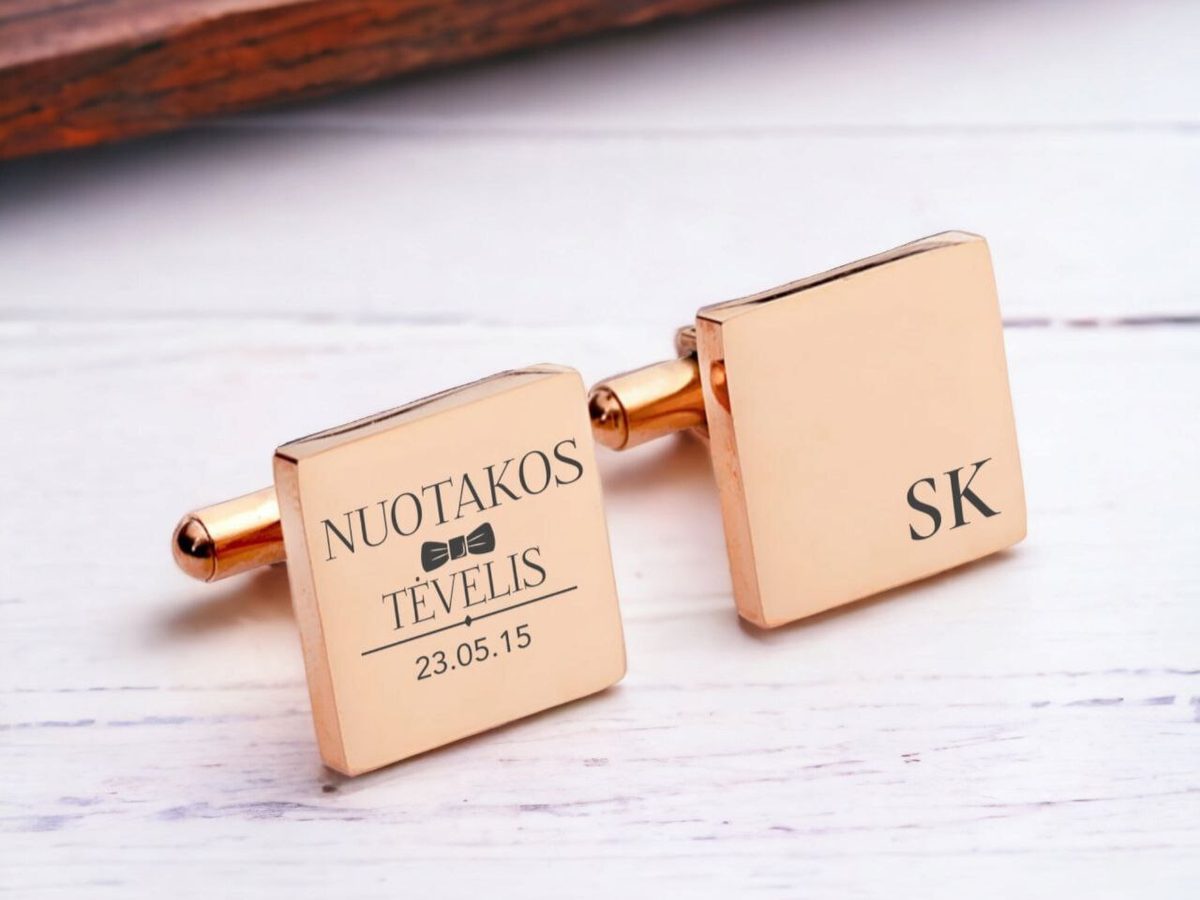 Rožinio aukso spalvos sąsagos su užrašu „Nuotakos tėvelis“ ir inicialais „SK“