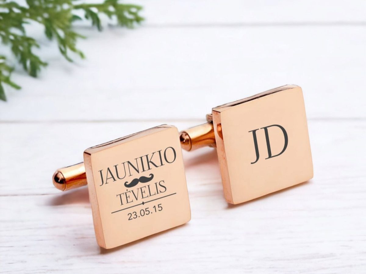 Rožinio aukso spalvos kvadratinės sąsagos su užrašu „Jaunikio tėvelis“, data ir inicialais „JD“