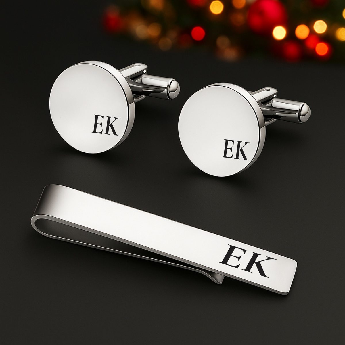 Sidabrinės sąsagos ir kaklaraiščio segtukas su graviruotais inicialais „EK“
