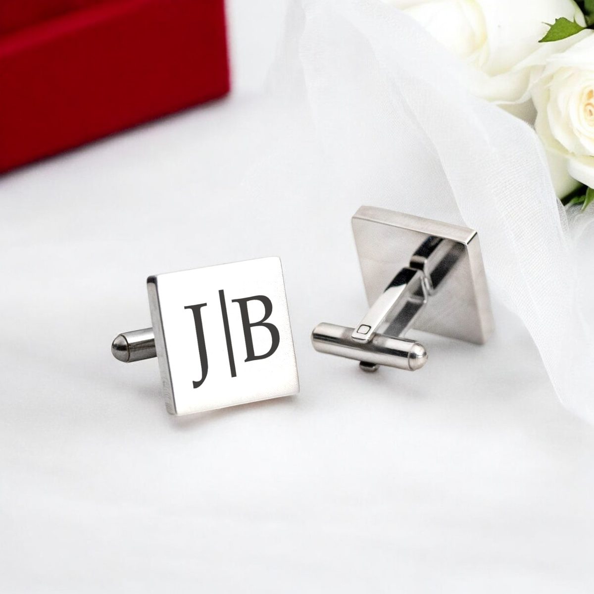 Sidabrinės kvadratinės sąsagos su graviruota monograma „J | B“