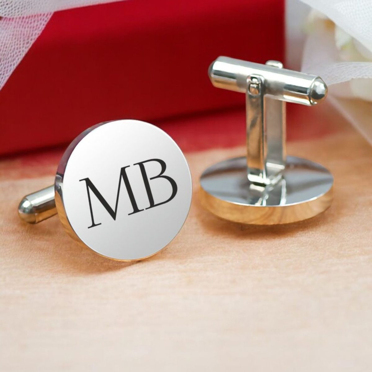 Sidabrinės apvalios sąsagos su graviruotais inicialais „MB“